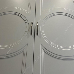 Белые двери с кругами